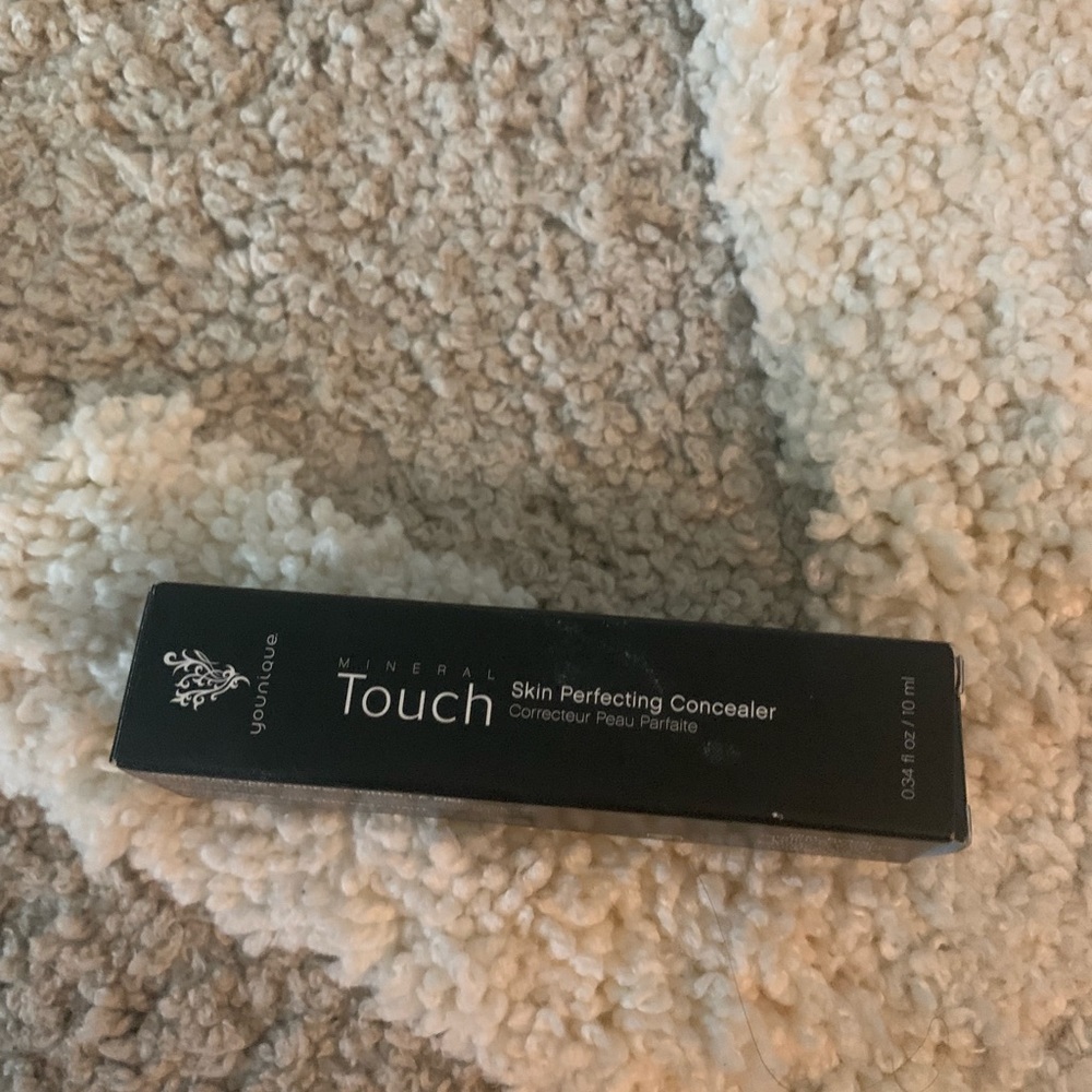 Younique Velour concealer